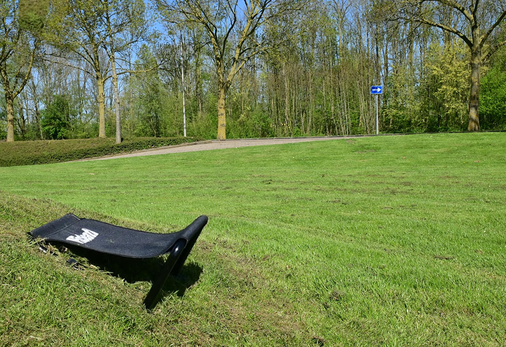 De fixseat stevig op  een hellend grasveld